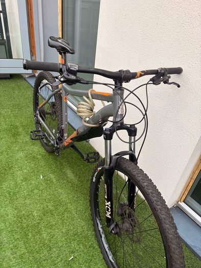Mountain Bike Size Large Track Pump and lock included