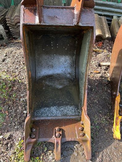 4 Original JCB 3Cx buckets, Ripper toe and wheel
