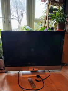 Bush 37" Wide LCD HD TV with Desktop Stand & Remote - Perfect for Retro Gaming!