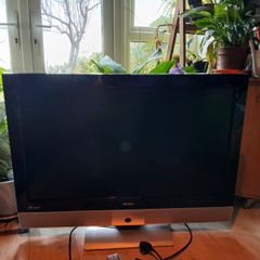 Bush 37" Wide LCD HD TV with Desktop Stand & Remote - Perfect for Retro Gaming!