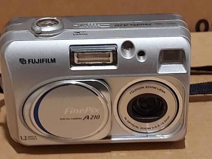 FujiFilm Finepix A210 Digital Camera 3.2MP 2AA Batteries SD Card