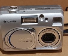 FujiFilm Finepix A210 Digital Camera 3.2MP 2AA Batteries SD Card