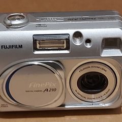 FujiFilm Finepix A210 Digital Camera 3.2MP 2AA Batteries SD Card