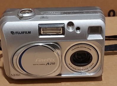 FujiFilm Finepix A210 Digital Camera 3.2MP 2AA Batteries SD Card