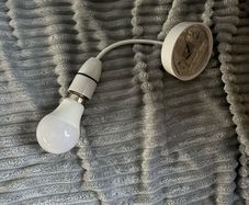 8 Deta B22 Bulbs and light fitting