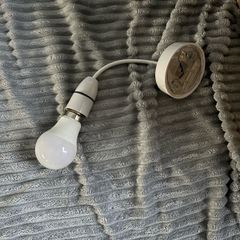 8 Deta B22 Bulbs and light fitting