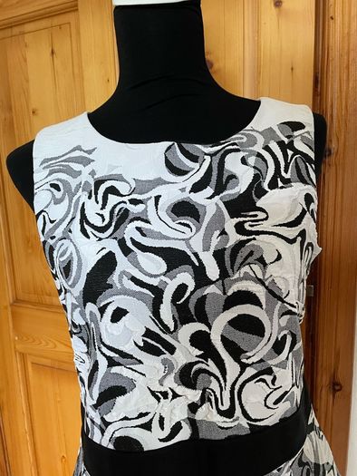 Tia dress black & white dress size 16 New with tags
