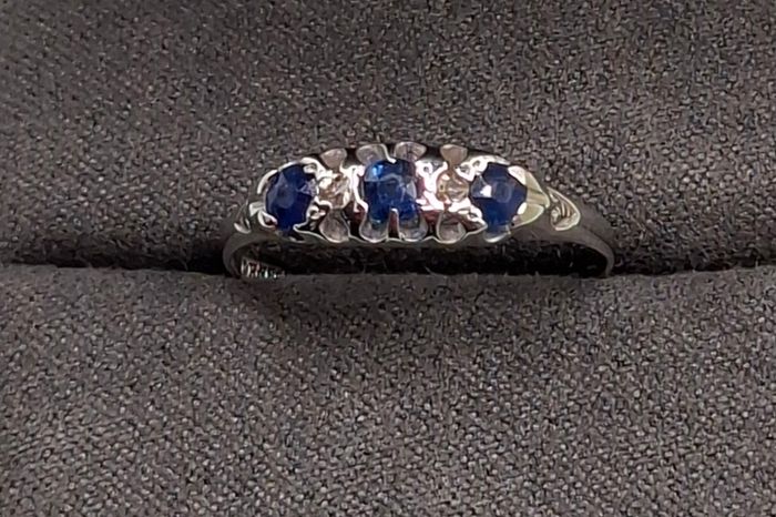 18ct white gold blue sapphire and diamond ring size R