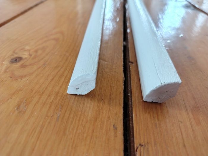 Two 2.4m lengths of white wooden moulding 10x10mm