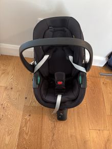 Maxi Cosi Pebble 360 car seat and base
