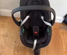 Maxi Cosi Pebble 360 car seat and base
