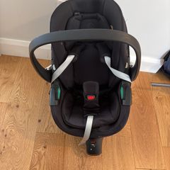 Maxi Cosi Pebble 360 car seat and base