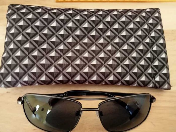 Boots 1031 Men's Polarised Sunglasses & Geometric Case Set