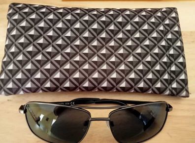 Boots 1031 Men's Polarised Sunglasses & Geometric Case Set