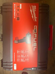 Milwaukee M18 FUEL Mid-Torque Impact Wrench Kit