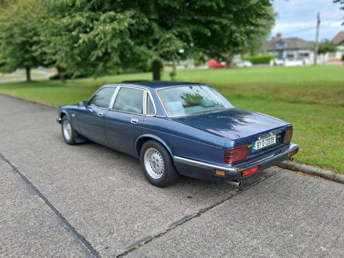 Jaguar XJ40