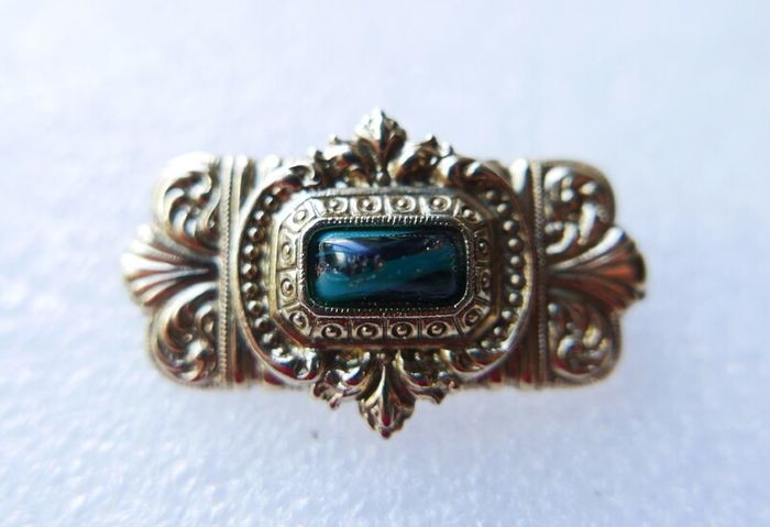 Vintage gold tone brooch with Green Faceted Stone