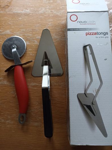 Pizza tongs + pizza cutter wheel