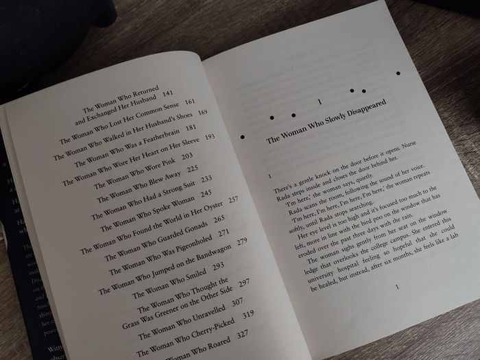 Roar: Thirty Women Thirty Stories ! Hand Signed by Cecelia Ahern ! Genuine Autograph ! Hardcover ! 2018 ! by HarperCollins !