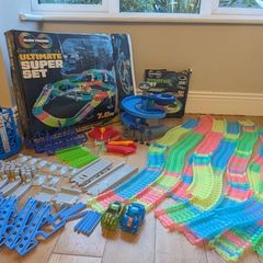 Glow tracks sets and 2 cars