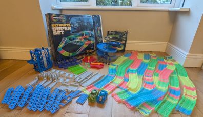 Glow tracks sets and 2 cars