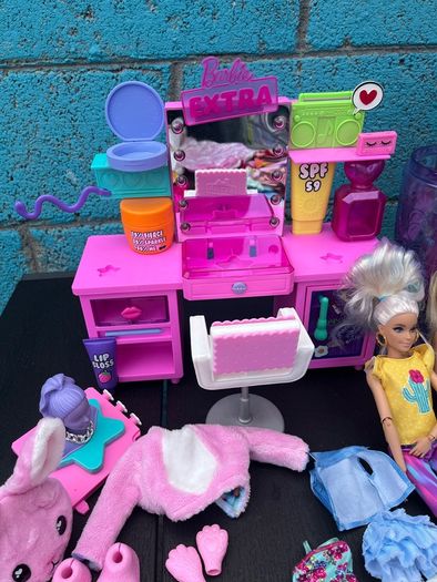 6 Barbie Dolls + Vanity Set + Clothes