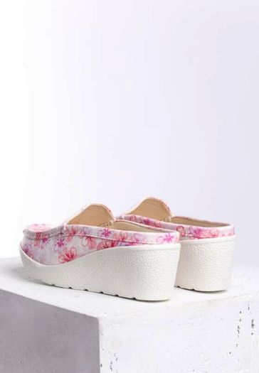 Retro Style Slip On Shoes size 6