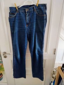 Wrangler Jeans cotton 36 inch waist and 34 inch leg in good condition with a few spots one leg see photos and see last two photos for exact measurements FREE STANDARD POSTAGE INCLUDED