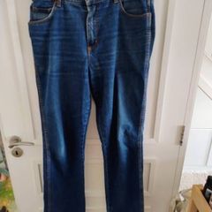Wrangler Jeans cotton 36 inch waist and 34 inch leg in good condition with a few spots one leg see photos and see last two photos for exact measurements FREE STANDARD POSTAGE INCLUDED