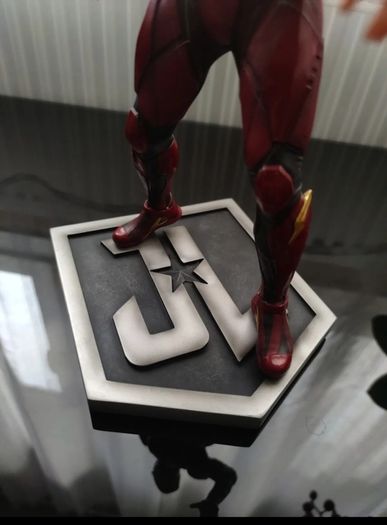 the flash statue