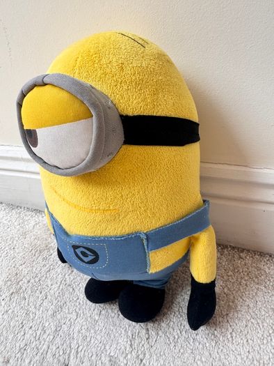 Despicable Me 2 Looking Left  Minion Stuart approx. 30 cm. Used Please see photos