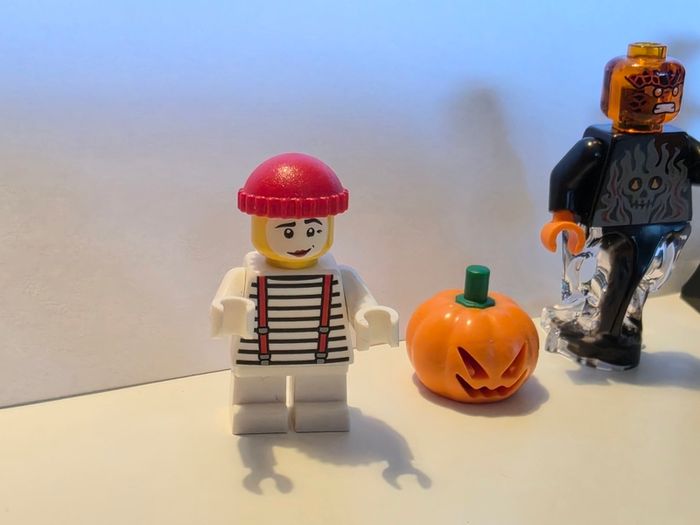 Lego minifigures and accessories