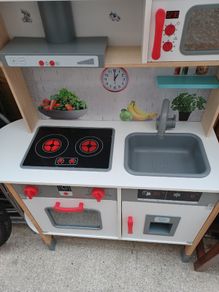 Toy kitchen