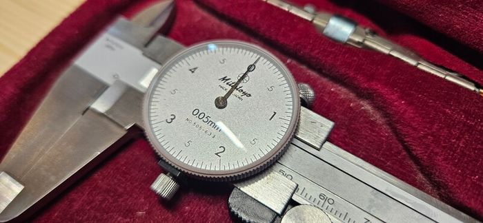 Mitutoyo 505-633 metric dial caliper
