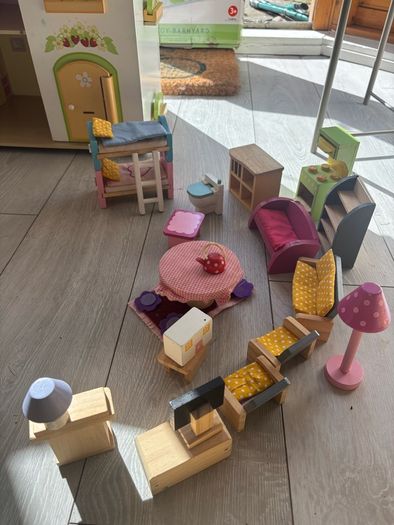 Le Toy Van wooden dolls house