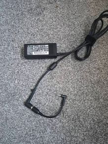 HP 65W laptop battery charger- 2 charging tips