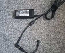HP 65W laptop battery charger- 2 charging tips