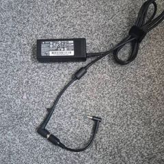 HP 65W laptop battery charger- 2 charging tips