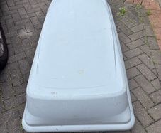 Car roof box