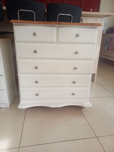 chest of drawers