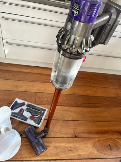 Dyson V10 Cordless Vacuum Cleaner with Stand and Accessories
