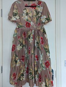 Perfect for Summer. beautiful floral midi dress.