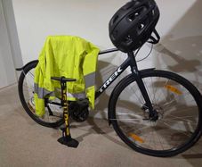 Trek FX 2 Disc Hybrid Size L (2023, Low Use),  Helmet, Pump and Jacket