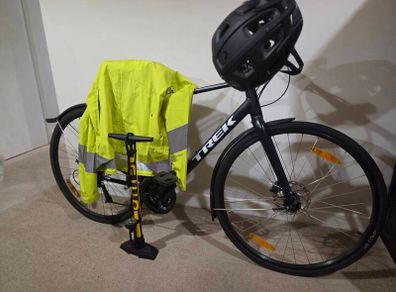 Trek FX 2 Disc Hybrid Size L (2023, Low Use),  Helmet, Pump and Jacket