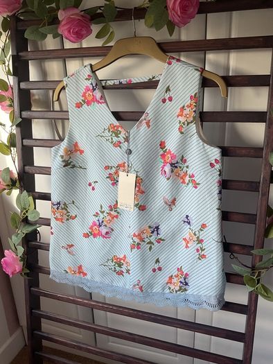 top Bnwt Yumi blue floral v front top lace detail