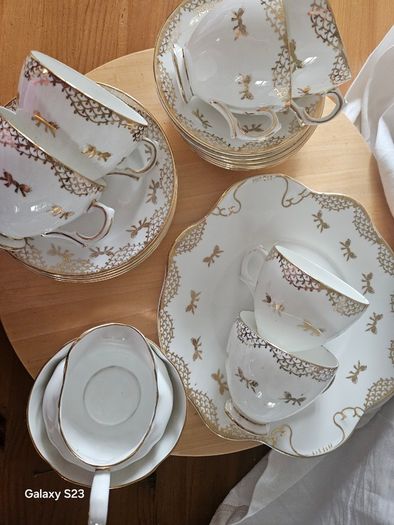 Fine bone China teaset Royal Tara gold white gilded 21 piece set