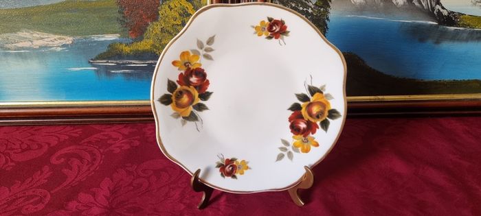21 Piece Royal Tara Bone China Gold Gilt Red And Yellow Floral Tea Set For 6 Person Setting Made in Ireland