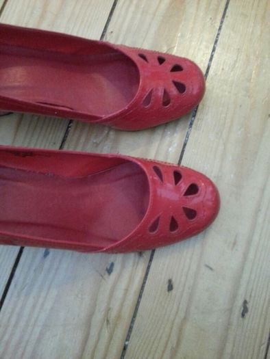 Red Shoes. Mid Heel