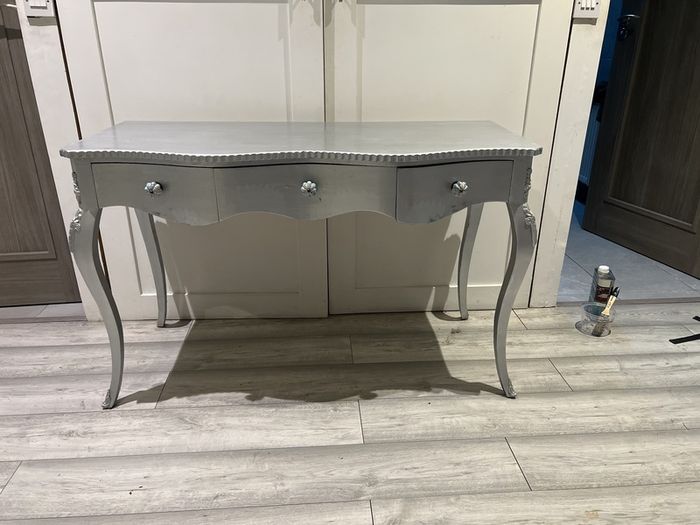Bedroom or hall table 3 drawers solid wood great condition