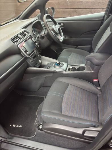 2025 Nissan LEAF SV 62kWh Cold Pack - Only15,800km